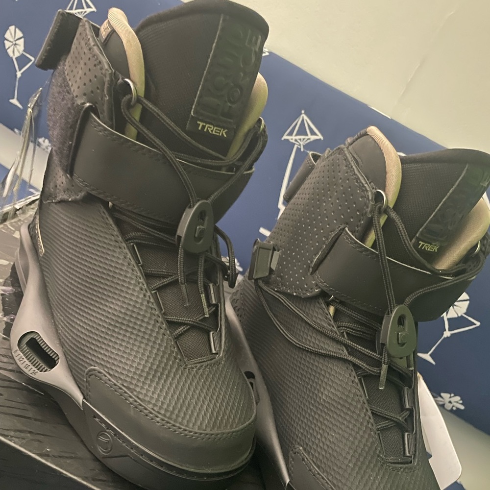 Liquid Force 4D Binding shoes size 4-6.  Never used. Tags on still on shoes.